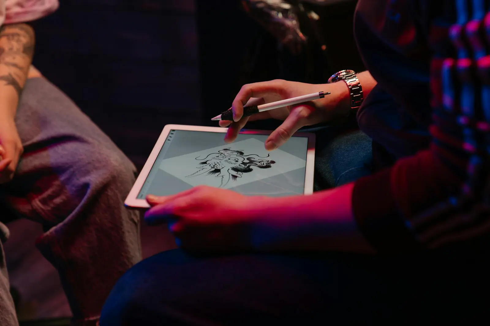 Artista digital esboçando personagem de jogo